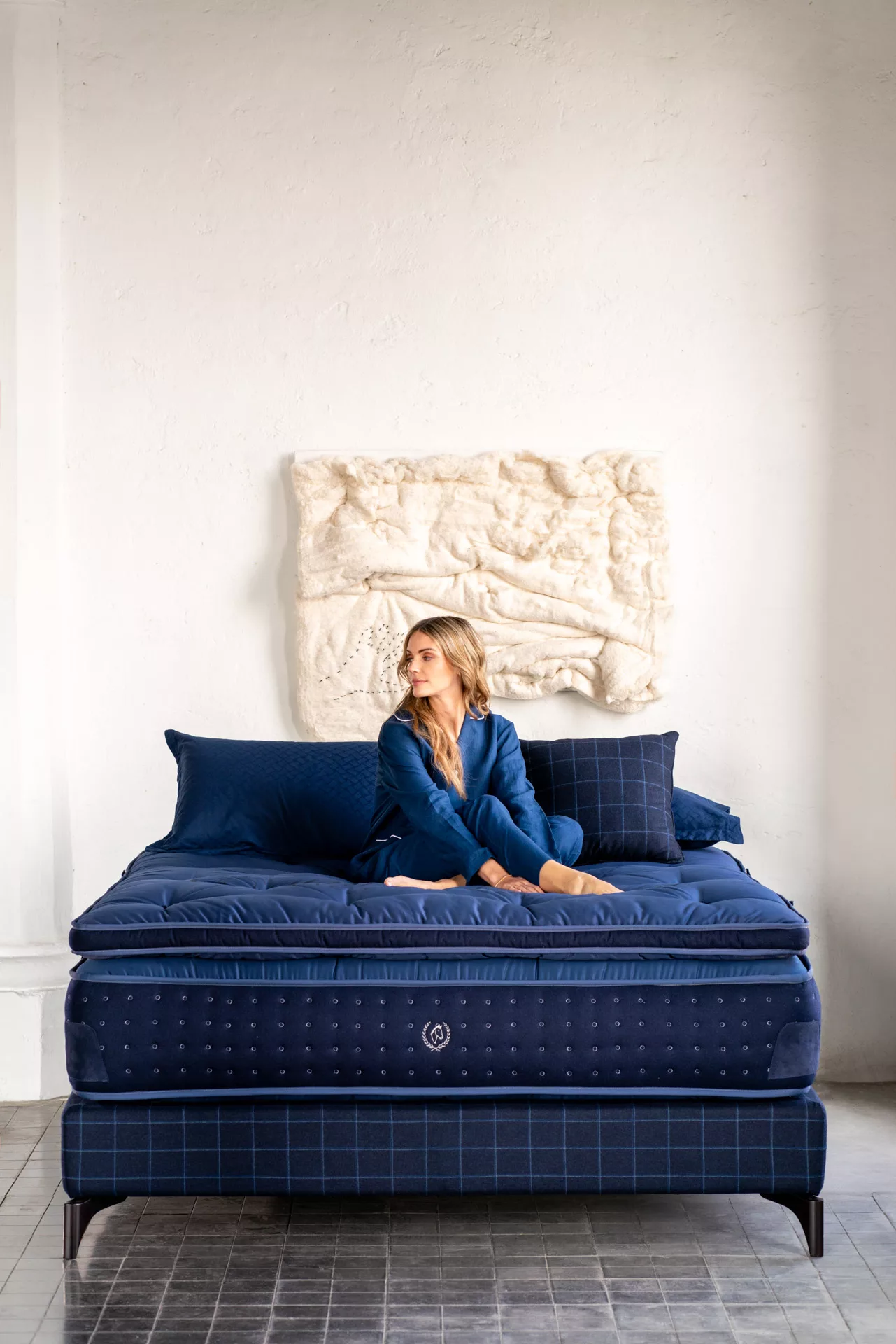 Un materasso Altrenotti di colore blu su un pavimento piastrellato.